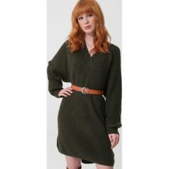 Ciemnozielona Sukienka Carmela. Zielone sukienki damskie Born2be, uniwersalny, w paski, z dzianiny, bez kołnierzyka, z długim rękawem, długie, mini, oversize. Za 239,99 zł.