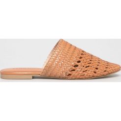 Vero Moda - Klapki. Klapki damskie Vero Moda, bez wzorów, ze skóry, bez obcasa. W wyprzedaży za 89,90 zł.
