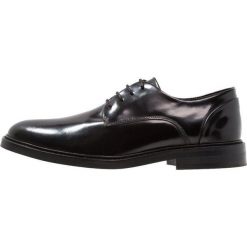 Zign Eleganckie buty black. Czarne buty wizytowe męskie marki Zign, bez wzorów, ze skóry, eleganckie, na sznurówki. Za 379,00 zł.