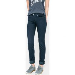 Levi's - Jeansy 712. Czerwone jeansy damskie marki Levi's®. W wyprzedaży za 219,90 zł.