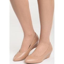 Ciemnobeżowe Czółenka Ripple. Różowe buty ślubne damskie marki Born2be, na niskim obcasie, na koturnie. Za 69,99 zł.