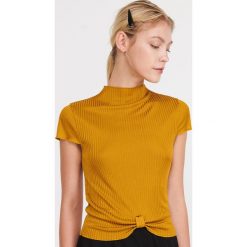 T-shirt z prazkowanej dzianiny - Brązowy. Pomarańczowe t-shirty damskie Reserved, s, bez wzorów, z dzianiny, bez kołnierzyka. W wyprzedaży za 29,99 zł.