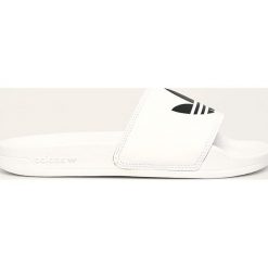 Adidas Originals - Klapki. Białe klapki damskie adidas Originals, bez wzorów, z materiału, bez obcasa, na obcasie. Za 129,90 zł.