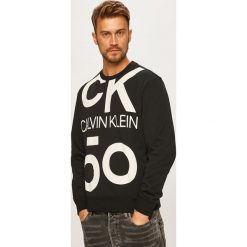 Calvin Klein Jeans - Bluza. Czarne bluzy męskie m, z nadrukiem, z bawełny, z okrągłym kołnierzem. Za 449,90 zł.