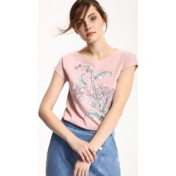 T-shirt krótki rękaw damski we wzory, z nadrukiem. Różowe bluzki dziewczęce Top Secret, na lato, z nadrukiem, z bawełny, z okrągłym kołnierzem, z krótkim rękawem, krótkie, bez kaptura. Za 39,99 zł.
