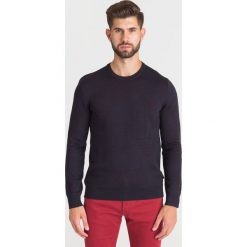 CIEMNOGRANATOWY PULOWER EMPORIO ARMANI. Niebieskie swetry męskie m, z aplikacjami, z okrągłym kołnierzem. Za 419,50 zł.