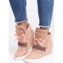 Różowe Sneakersy Stop Me Now. Różowe koturny damskie Born2be, na wysokim obcasie, na płaskiej podeszwie, z paskami. Za 119,99 zł.