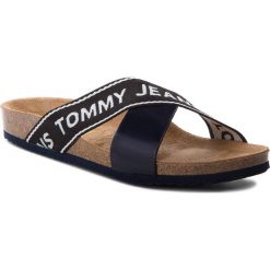 Klapki TOMMY JEANS - Flat Cor EN0EN00322 Midnight 403. Niebieskie klapki damskie marki Tommy Jeans, bez wzorów, z jeansu, bez obcasa. W wyprzedaży za 189,00 zł.