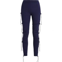 Fenty PUMA by Rihanna RUCHING Legginsy evening blue. Niebieskie spodnie damskie marki Fenty PUMA by Rihanna, xxs, z elastanu. Za 839,00 zł.