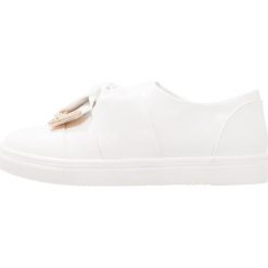 Półbuty damskie: Lost Ink SIENNA METAL TIP BOW PLIMSOLL Półbuty wsuwane white