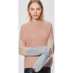 Sweter o drobnym splocie - Wielobarwny. Szare bez kategorii marki Cropp, m, ze splotem. W wyprzedaży za 19,99 zł.