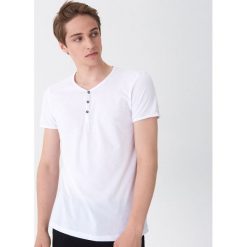 T-shirt z guzikami - Biały. Białe t-shirty męskie House, s, bez wzorów, bez kołnierzyka. Za 35,99 zł.