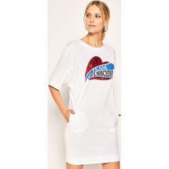 Sukienka codzienna LOVE MOSCHINO W5B4002M 3876. Białe sukienki damskie Love Moschino, na co dzień, m, bez wzorów, bez kołnierzyka, bez rękawów, proste. W wyprzedaży za 449,00 zł.