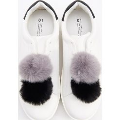 Sportowe buty z pomponami - Biały. Białe buty sportowe damskie marki Reserved. Za 139,99 zł.