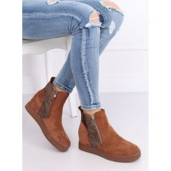 Botki na ukrytym koturnie camel RQ235 CAMEL. Brązowe koturny damskie obuwie damskie, z zamszu, na wysokim obcasie, na platformie, bez zapięcia. Za 72,30 zł.