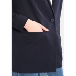 Minimum TARA Krótki płaszcz winther blue. Niebieskie płaszcze damskie marki Minimum, z elastanu. W wyprzedaży za 367,20 zł.