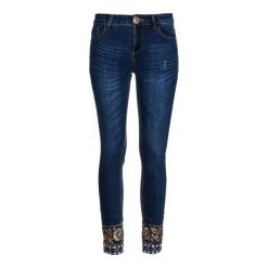 Desigual Jeansy Damskie Exotic Papping 31 Ciemnoniebieski. Niebieskie jeansy damskie marki Desigual. W wyprzedaży za 318,00 zł.