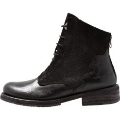 Felmini COOPER Botki sznurowane vega/metropolis/black. Czarne botki damskie marki Felmini, ze skóry, bez obcasa, na sznurówki. Za 629,00 zł.