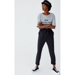 Spodnie paperbag z paskiem do zawiązania. Różowe spodnie damskie Pull&Bear. Za 69,90 zł.