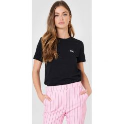 T-shirty damskie: NA-KD T-shirt Babe Chest – Black