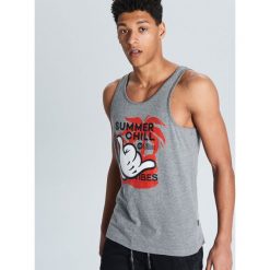 Tank top z grafiką - Jasny szary. Szare t-shirty męskie Cropp, s, bez wzorów, bez kołnierzyka. Za 29,99 zł.