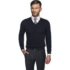 Swetry klasyczne męskie: sweter marlow w serek granatowy