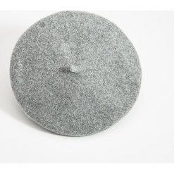 Wełniany beret - Szary. Szare berety damskie Mohito, bez wzorów, z wełny. W wyprzedaży za 19,99 zł.