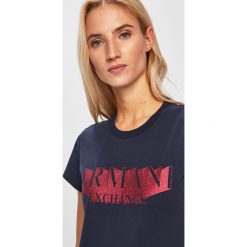 Armani Exchange - T-shirt. Czarne t-shirty damskie Armani Exchange, s, z nadrukiem, z elastanu, casualowe, z okrągłym kołnierzem. W wyprzedaży za 139,90 zł.