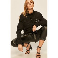 Love Moschino - Kurtka. Czarne kurtki damskie Love Moschino, s, bez wzorów, z elastanu, krótkie. W wyprzedaży za 1249,00 zł.