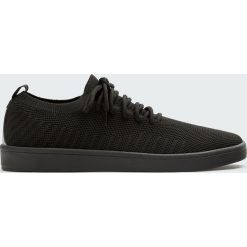 Czarne materiałowe tenisówki knit. Czarne buty sportowe męskie marki Pull&Bear, bez wzorów, z tkaniny, sportowe, bez zapięcia. Za 69,90 zł.