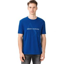 Armani Exchange Koszulka Niebieski. Niebieskie podkoszulki męskie Armani Exchange, l, z nadrukiem, z bawełny, bez kołnierzyka, krótkie. Za 214,95 zł.