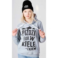 Szara bluza z kapturem Piździ jak w Kieleckiem. Szare bluzy damskie ŁAP NAS, z nadrukiem, bez rękawów, z kapturem. Za 149,00 zł.