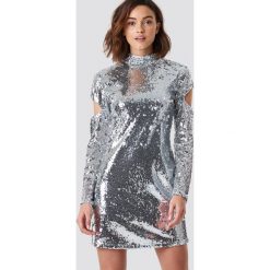 NA-KD Party Cekinowa sukienka z wycięciami - Silver. Szare sukienki damskie marki NA-KD Party, na imprezę, bez wzorów, bez kołnierzyka, bez rękawów, długie, mini. Za 161,95 zł.