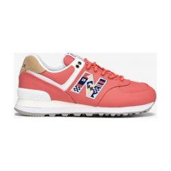 New Balance 574 Tenisówki Czerwony Beżowy. Czerwone trampki i tenisówki damskie New Balance, bez wzorów, z materiału, bez zapięcia. Za 464,95 zł.