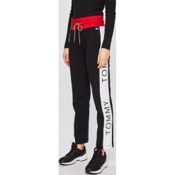 Tommy Jeans - Spodnie. Spodnie dresowe damskie Tommy Jeans, s, z bawełny. W wyprzedaży za 299,90 zł.