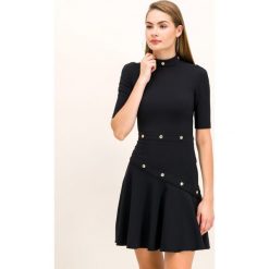 Sukienka koktajlowa Versace Jeans Couture D2HUB417. Czarne sukienki damskie Versace Jeans Couture, bez wzorów, z elastanu, wizytowe, bez kołnierzyka, bez rękawów. W wyprzedaży za 799,00 zł.