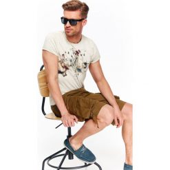 T-SHIRT MĘSKI Z DZIANINY SLUB Z NADRUKIEM. Brązowe t-shirty męskie Top Secret, na lato, m, z nadrukiem, z dzianiny, eleganckie, z klasycznym kołnierzykiem, krótkie. W wyprzedaży za 29,99 zł.