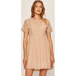 Pepe Jeans - Sukienka Milena. Różowe sukienki damskie Pepe Jeans, na co dzień, s, z haftami, z bawełny, casualowe, z okrągłym kołnierzem, z krótkim rękawem, krótkie, mini, rozkloszowane. W wyprzedaży za 319,90 zł.