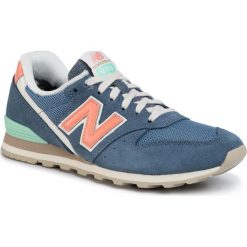 Sneakersy NEW BALANCE - WL996COM Niebieski. Niebieskie półbuty damskie New Balance, bez wzorów, z zamszu, bez obcasa, na płaskiej podeszwie, bez zapięcia. W wyprzedaży za 259,00 zł.