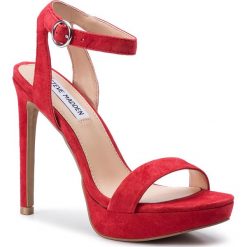 Sandały STEVE MADDEN - Stephie SM11000573-03002-605 Red Suede. Czerwone klapki damskie Steve Madden, bez wzorów, z zamszu, bez obcasa, na obcasie. W wyprzedaży za 339,00 zł.