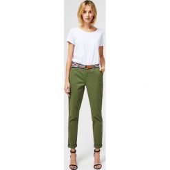 Spodnie typu chinos. Zielone spodnie damskie Moodo, s, w paski, z elastanu. Za 69,99 zł.
