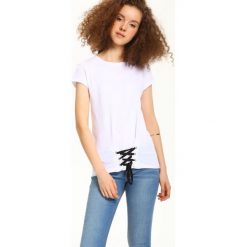 T-shirt krótki rękaw damski. Białe t-shirty damskie TROLL, xs, bez wzorów, eleganckie, z kontrastowym kołnierzykiem. W wyprzedaży za 19,99 zł.