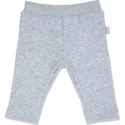 Spodnie dresowe w kolorze szarym. Szare spodnie niemowlęce marki Chicco, z dresówki. W wyprzedaży za 49,95 zł.