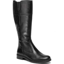 Kozaki TAMARIS - 1-25542-23 Black 001. Czarne kozaki damskie Tamaris, ze skóry, przed kolano, na wysokim obcasie, bez zapięcia. W wyprzedaży za 319,00 zł.