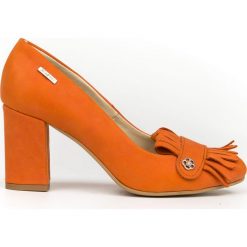 Nubukowe czółenka z frędzlami - skóra naturalna - model 043 - kolor pomarańczowy. Pomarańczowe czółenka damskie Zapato, na co dzień, bez wzorów, z jeansu, z okrągłym noskiem, bez obcasa, na obcasie. Za 299,00 zł.