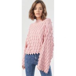 Różowy Sweter Adriagune. Różowe swetry damskie Born2be, s, bez wzorów, bez rękawów, bez kaptura. Za 149,99 zł.