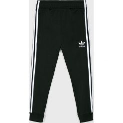 Adidas Originals - Spodnie dziecięce 128-164 cm. Czarne spodnie chłopięce adidas Originals, bez wzorów, z poliesteru, casualowe. Za 149,90 zł.