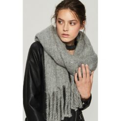 Szalik z frędzlami - Jasny szar. Szare szaliki damskie marki Sinsay. Za 39,99 zł.