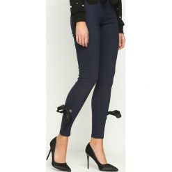 Spodnie damskie: Granatowe Legginsy Linking