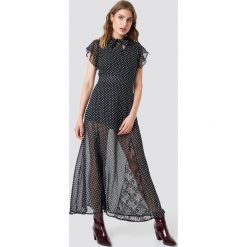 Trendyol Sukienka maxi Flounce Sleeve - Black. Czarne sukienki damskie marki Trendyol, bez wzorów, z koronki, bez kołnierzyka, z krótkim rękawem, krótkie, mini. W wyprzedaży za 60,57 zł.